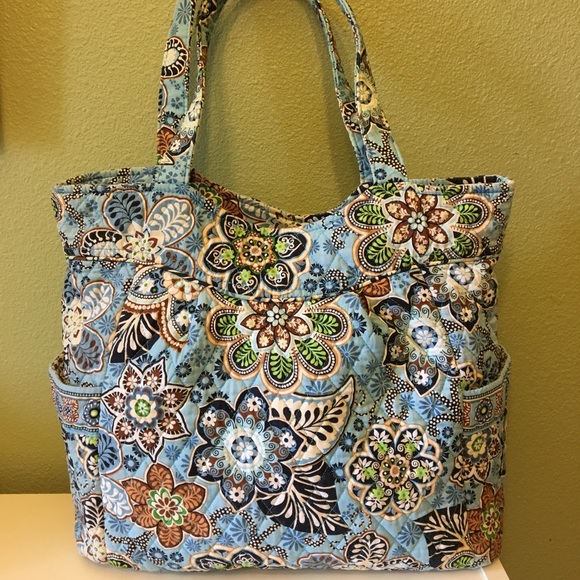 VERA BRADLEY Handbags - VERA BRADLEY large tote in great used condition